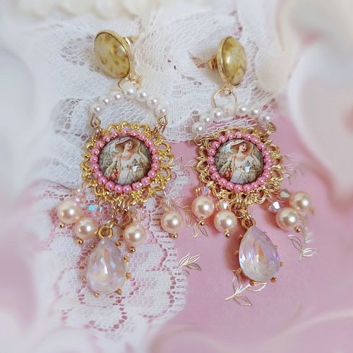Boucles d’oreilles pleasures pink créées avec cabochons verres, accessoires laiton et perles cristal swarovski