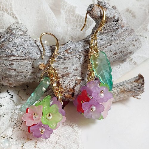 Boucles d’oreilles fleurettes créées avec fleurs synthétiques, perles verres et cristaux de swarovski