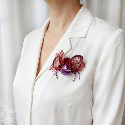 Broche scarabée chinese purple brodée avec pierre de gemme, dentelle ondulée, rocailles et perles cristal swarovski
