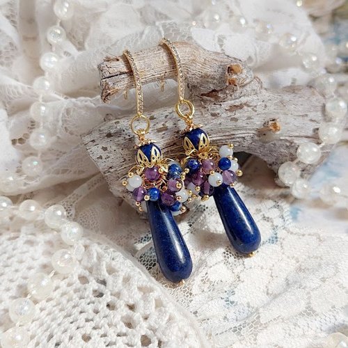 Boucles d'oreilles cascade azur créées avec pierres de gemme, entretoises et crochets d’oreilles en plaqué or 24 carats