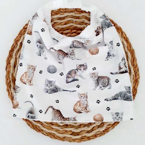 Serviette maternelle ou bavoir de cantine élastiquée en coton blanc motifs chats