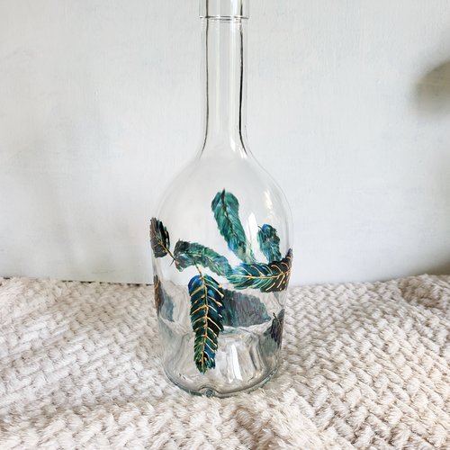 Bouteille en verre peinte  mains carafe feuillage vert  décoration végétale