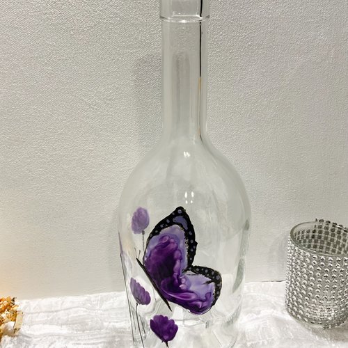 Bouteille en verre peinte fleurs et papillon  décoration de table   pendaison de crémaillère