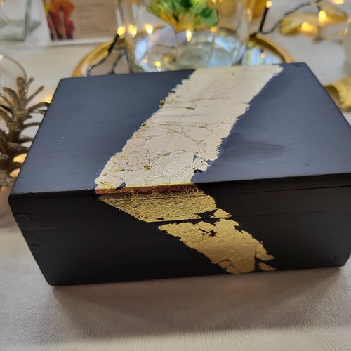 Fête des mamies , coffret en bois noir et doré  seconde vie   boîte à bijoux ancienne  décoration intérieure