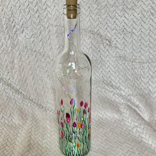 Bouteille en verre peinte motif tulipes  peinture sur verre  carafe  décoration printanière
