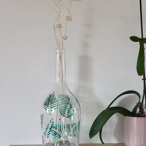 Grande bouteille en verre peinte motif végétal   vase en verre. décoration d’intérieur  pied de lampe  relooking