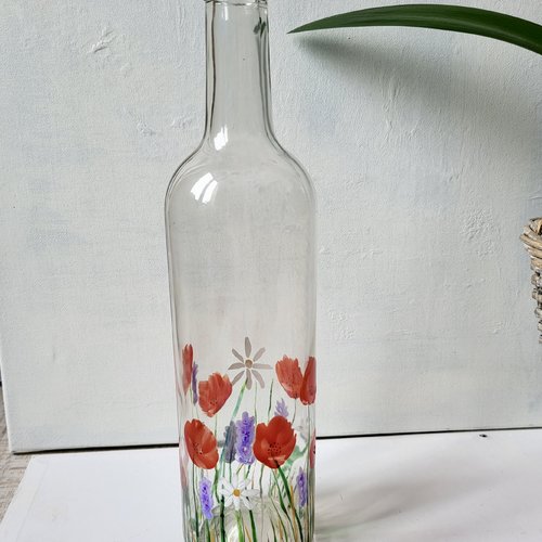 Bouteille en verre peinte d’un motif de coquelicots  seconde vie des objets