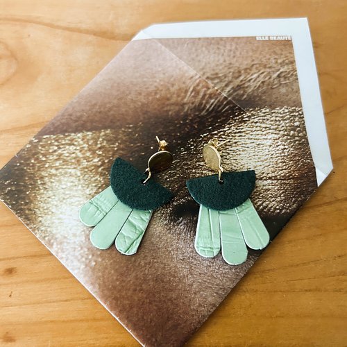 Boucles d'oreilles pendantes - inox doré et cuir vert