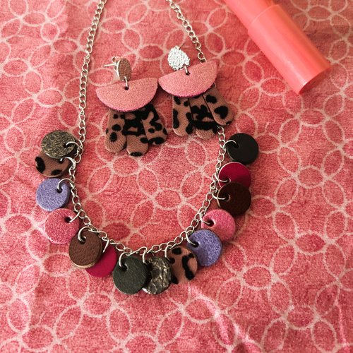 Collier breloques rose-violet en cuir recyclé