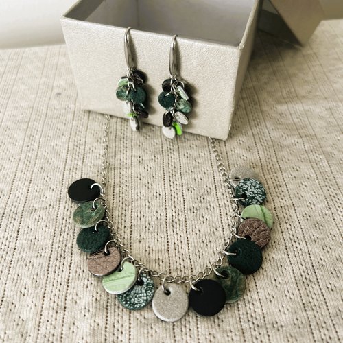 Collier breloques pastilles de cuir recyclé - nuances de vert