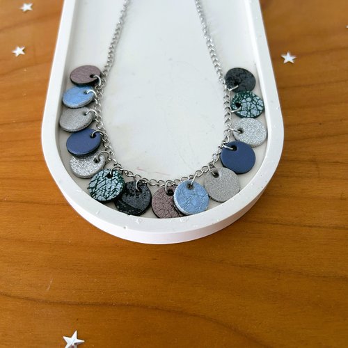 Collier breloques pastilles de cuir recyclé - bleu & argent