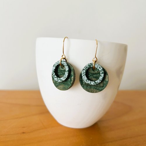 Akebia vert - boucles d'oreilles en cuir recyclé