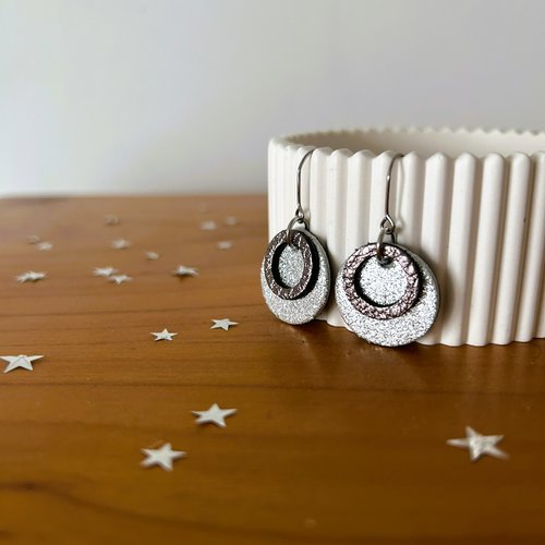 Akebia argenté brillant - boucles d'oreilles en cuir recyclé