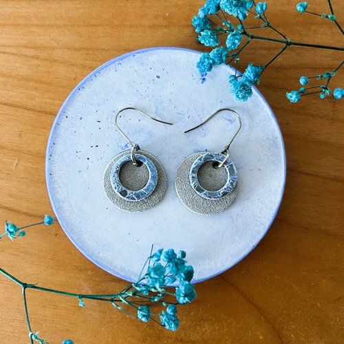 Akebia bleu brillant - boucles d'oreilles en cuir recyclé