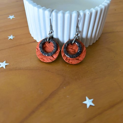 Akebia rouge - boucles d'oreilles en cuir recyclé