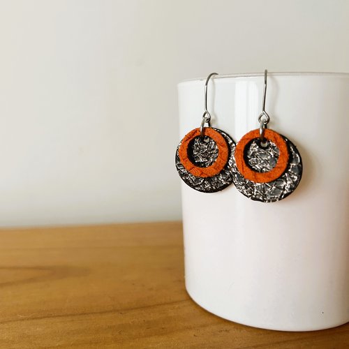 Akebia noir & rouge - boucles d'oreilles en cuir recyclé