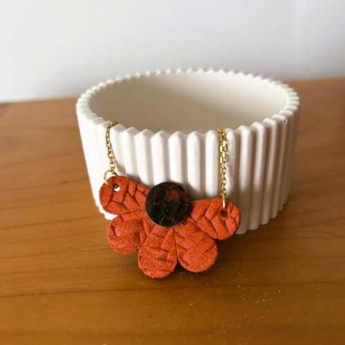 Collier demi fleur - chutes de cuir rouge