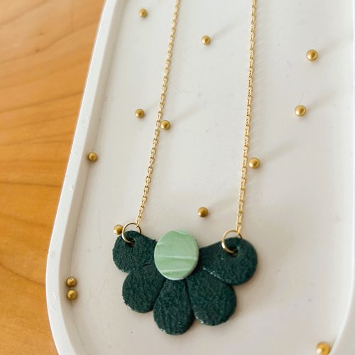 Collier demi fleur - chutes de cuir vert