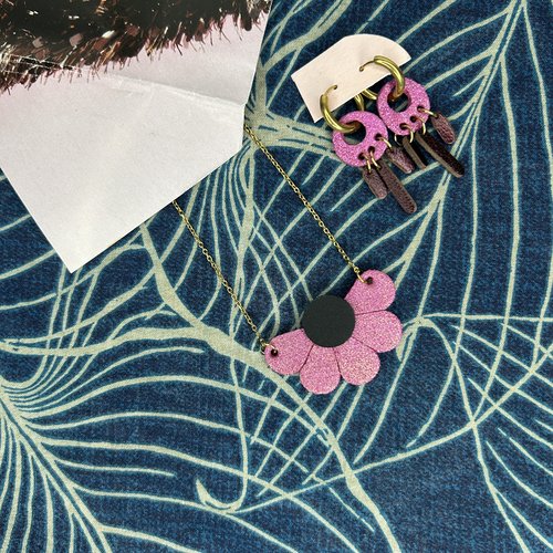 Collier demi fleur - chutes de cuir rose paillettes