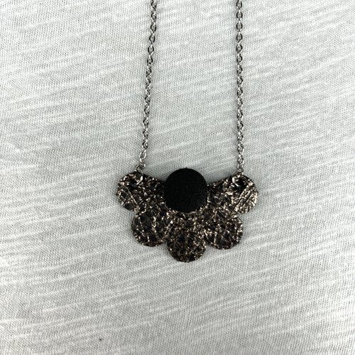 Collier demi fleur - cuir valorisé noir texture craquelée