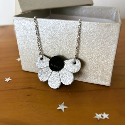 Collier demi fleur - cuir valorisé argenté brillant tendance