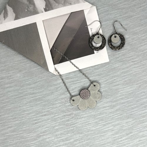 Collier demi fleur - cuir valorisé bleu clair paillettes argenté