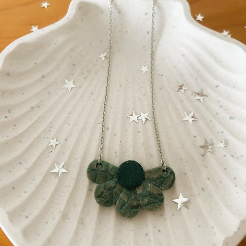 Collier demi fleur - cuir valorisé vert foncé texturé