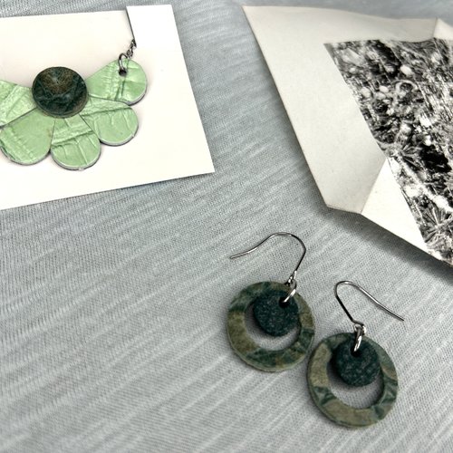 Collier demi fleur - cuir valorisé vert clair croco tendance