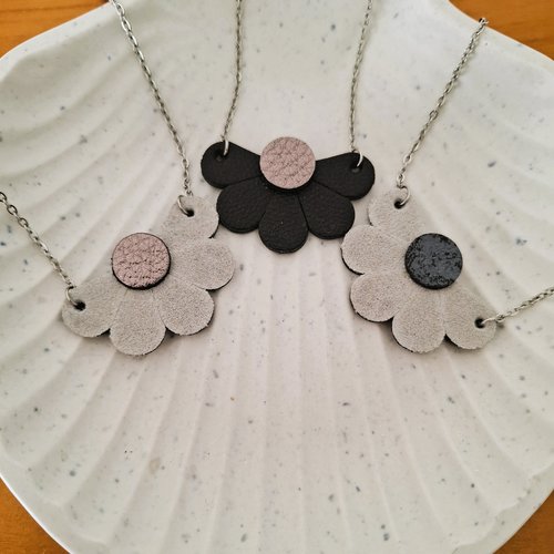 Collier demi fleur - cuir valorisé bleu clair paillettes gris