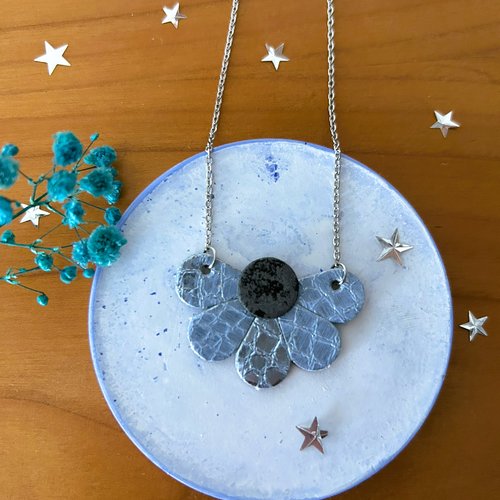 Collier demi fleur - cuir valorisé bleu croco tendance