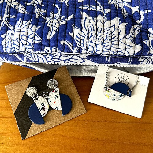 Parure collier + boucles d'oreilles cuir recyclé bleu x blanc