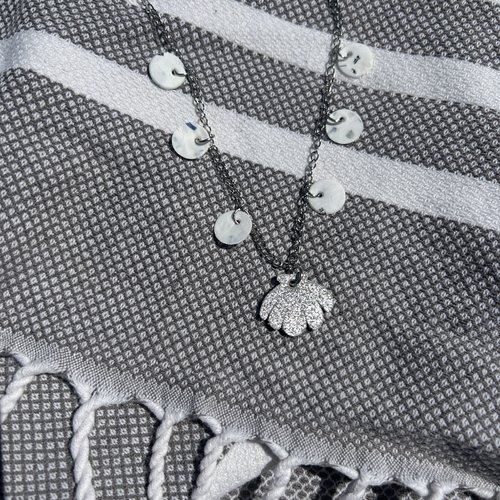 Coquillage en cuir argenté brillant - pièce unique écoresponsable
