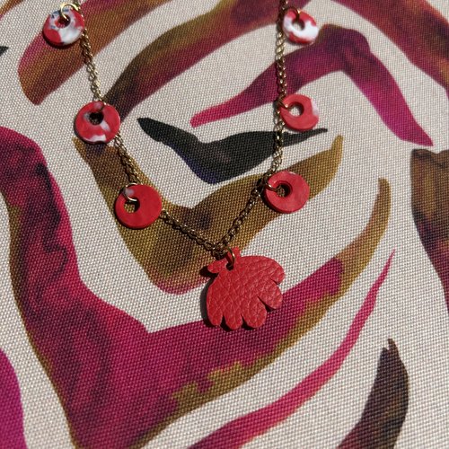 Collier coquillage en cuir valorisé rouge