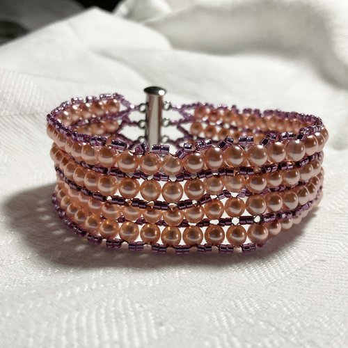 Bracelet manchette en perles de verre miyuki et perles nacrées.