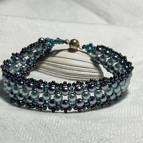 Bracelet en perles de verre miyuki et perles nacrées.