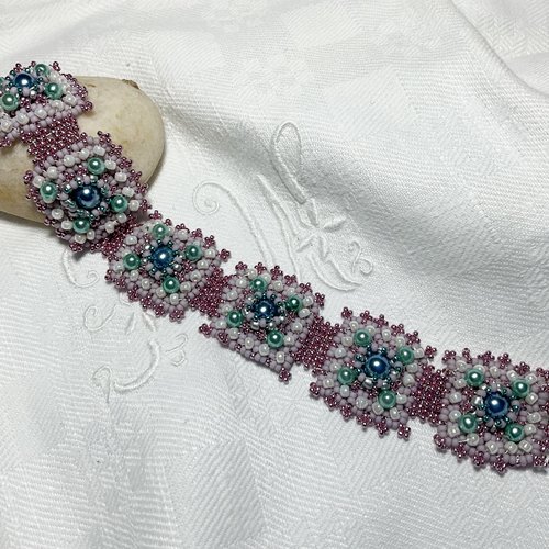 Bracelet manchette en perles de verre miyuki et perles nacrées.