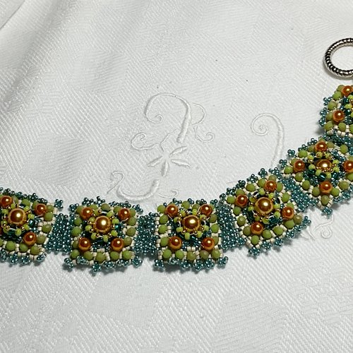 Bracelet manchette en perles de verre miyuki et perles nacrées.