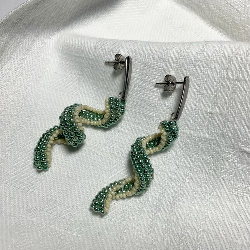 Boucle d'oreilles pendantes en hélice.