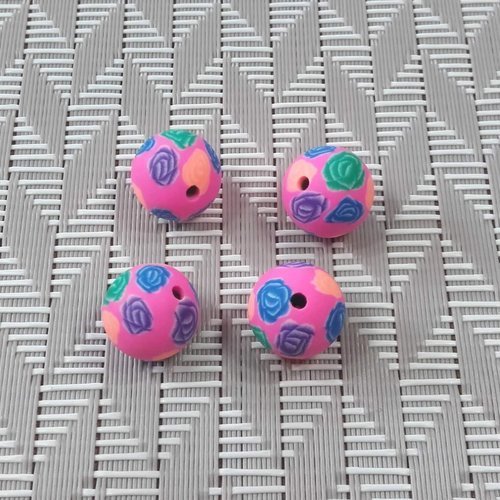 X 4 perles en pâte polymère rondes de 12mm. motifs fleurs sur fond rose. lot de 4.