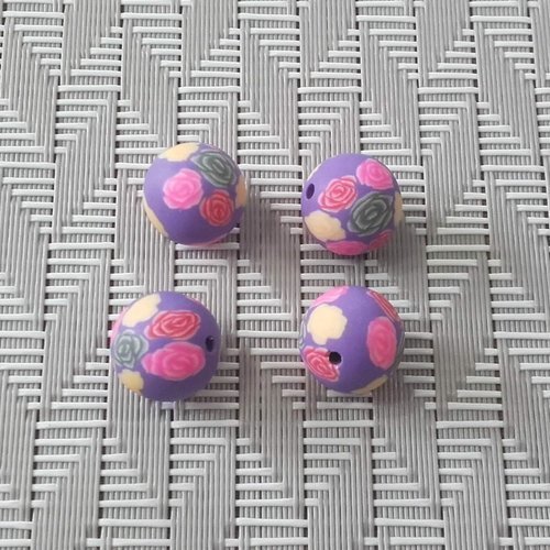 X 4 perles en pâte polymère rondes de 12mm. motifs fleurs sur fond violet. lot de 4.