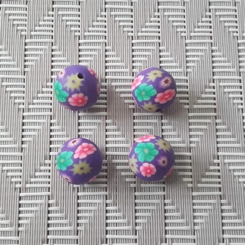 X 4 perles en pâte polymère rondes de 12mm. fleurs sur fond violet.