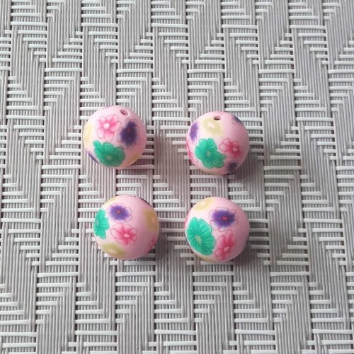 X 4 perles en pâte polymère rondes de 12mm. fleurs sur fond rose clair.