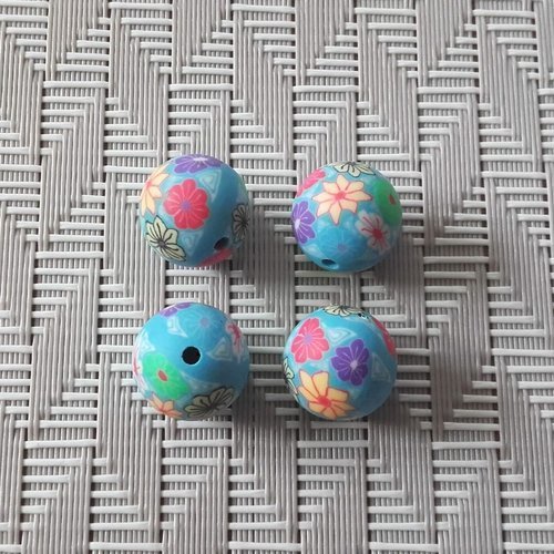 X 4 perles en pâte fimo polymère rondes de 12mm. motifs fleurs sur fond bleu clair.