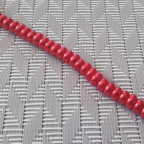 Perles en verre plates rouges. 6mm x 4mm. lot de 20.