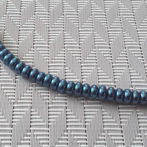 Perles en verre plates bleu foncé grisé. 6mm x 4mm. lot de 20.