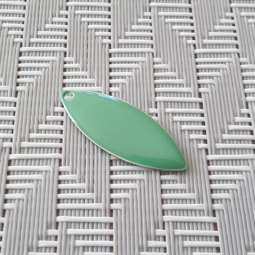 Sequin émaillé navette vert pastel - 24x10mm