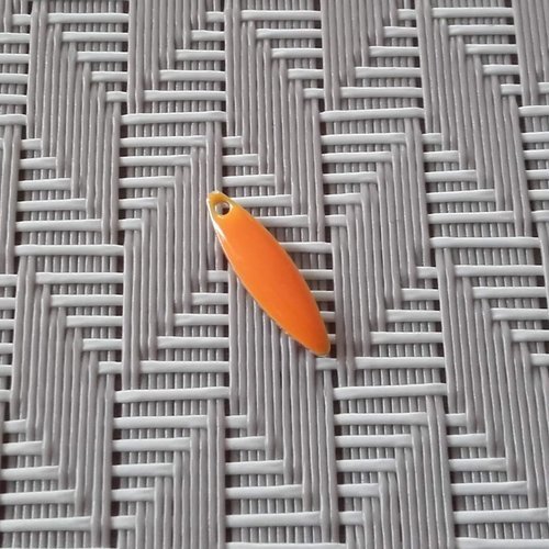 Breloque navette émail, très fine, orange clair. 15x4mm. sequin émaillé des 2 cotés. 