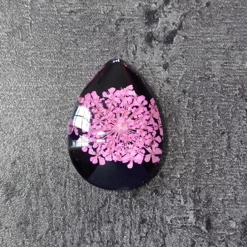 Cabochon goutte en verre avec fleurs séchées roses sur fond noir - 18x25mm