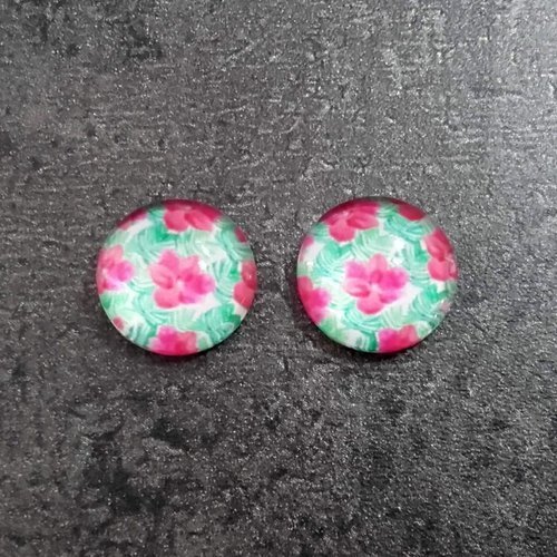 X2 cabochons en verre 12mm. fleurs. rose, vert sur fond blanc. cabochons ronds.