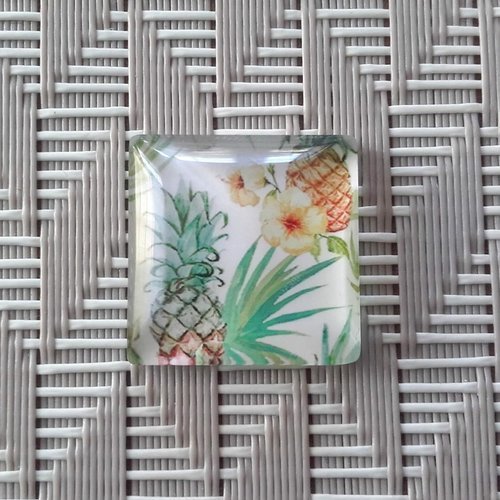 Cabochon en verre carré 20mm x 20mm. imprimé tropical. ananas, feuilles et fleurs. vert, blanc et jaune.